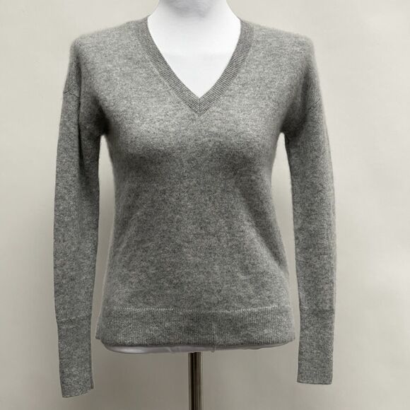 Tahari Sweater Women's X-Small Small Gray 100% 2 Ply Cashmere V-Neck Long Sleeve - Picture 1 of 8